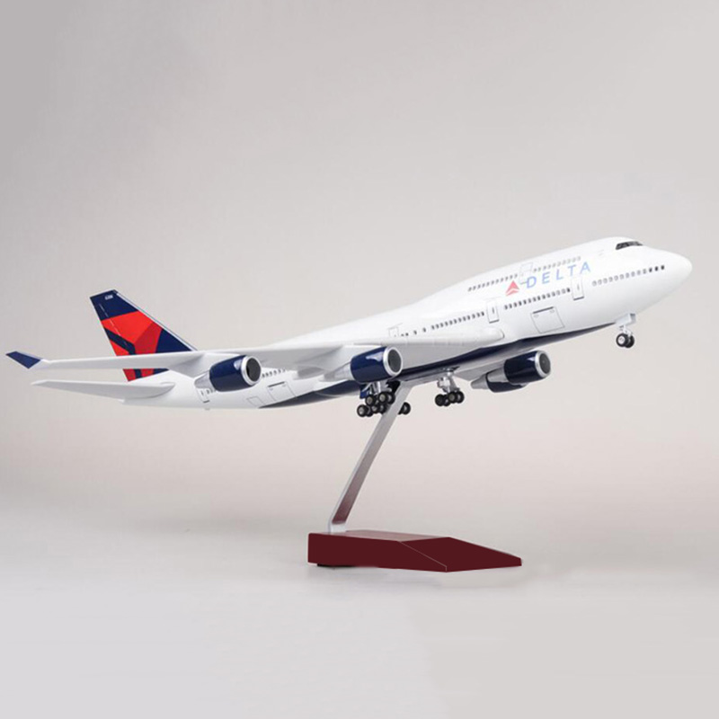 Boeing 747 Delta 1:150 – 47 cm / 18.5 in – LED Lights – Flying