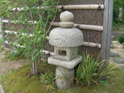 オブジェと灯篭 | 新樹造園｜誠意と創意の庭｜富山県南砺市