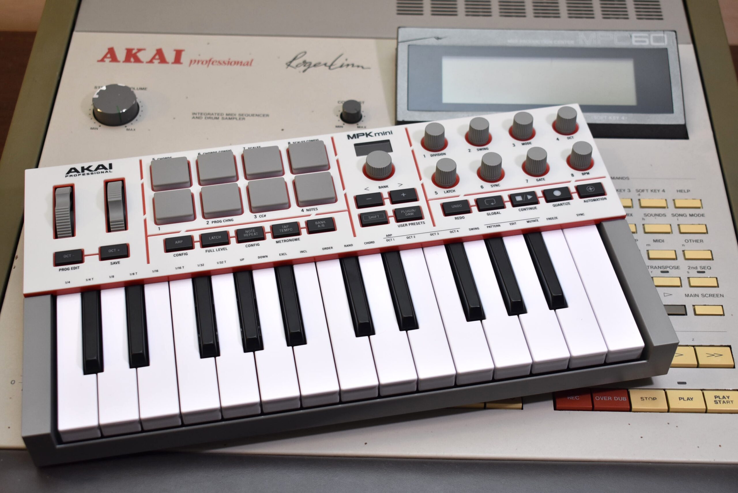 定番ミニキーボードの最新作MPK Mini IVが誕生。新音源Studio