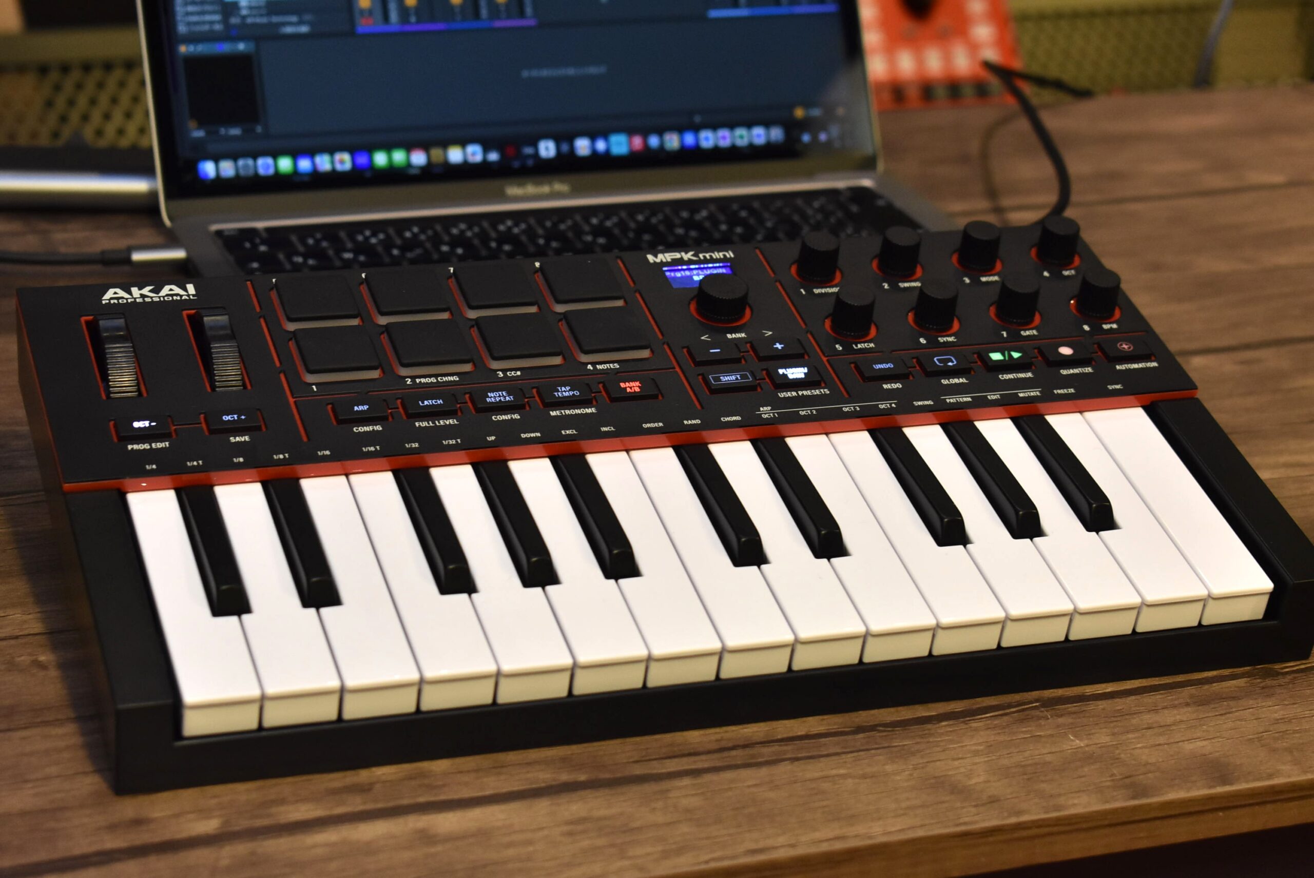 定番ミニキーボードの最新作MPK Mini IVが誕生。新音源Studio