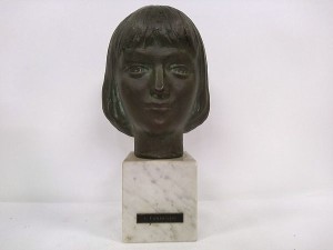 神奈川県横浜市港北区にて、舟越保武のブロンズ像「少女A」「K嬢