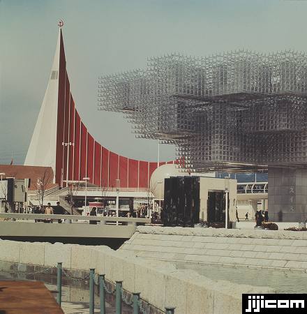 スイス館とソ連館 右に見えるのが「光の…：大阪万博 EXPO'70 写真特集