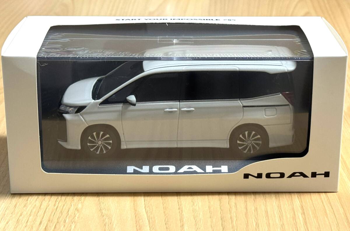 新品未開封】ノア 90系 ホワイトパール ミニカー カラーサンプル 1/30