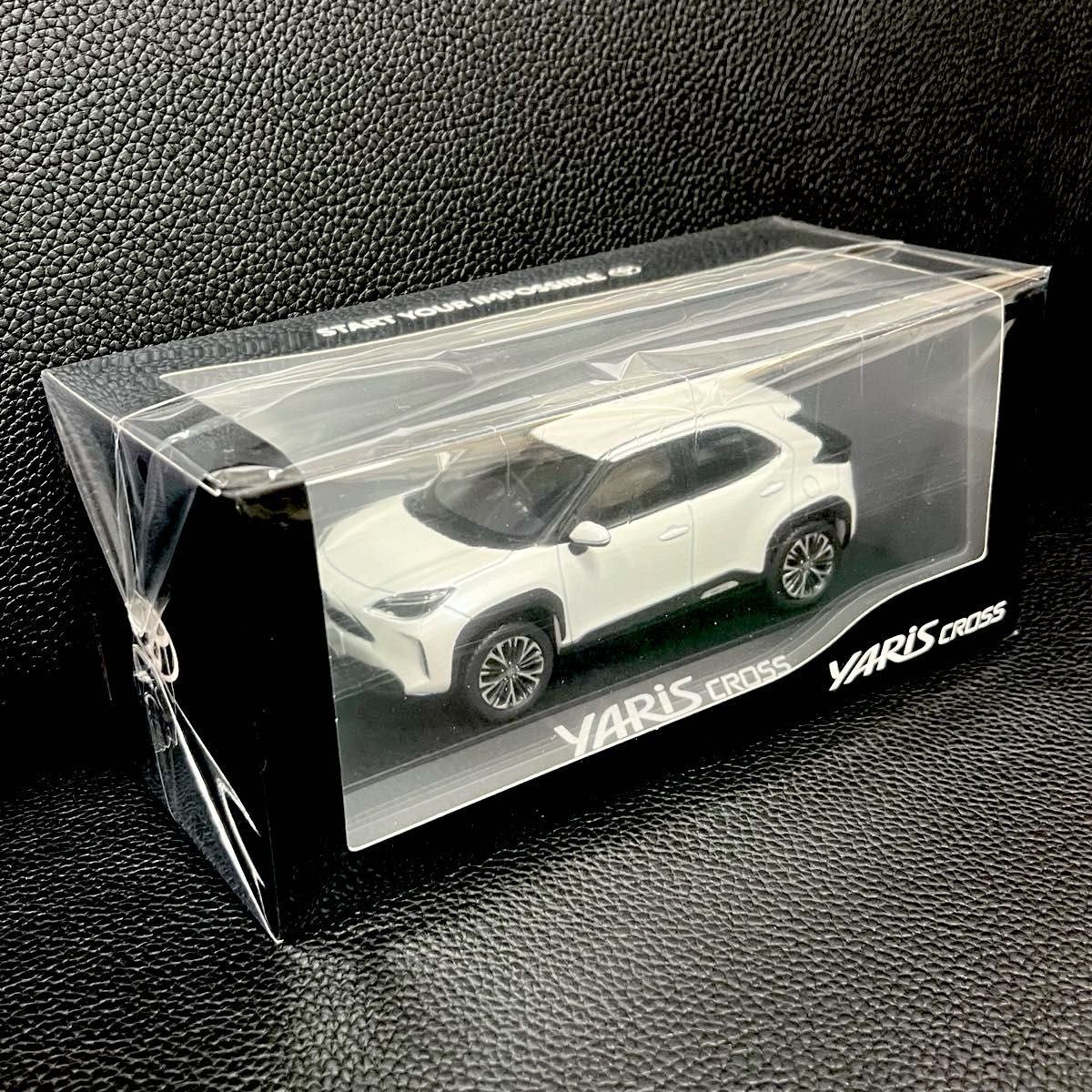 新品・未開封】ヤリスクロス ホワイト ミニカー カラーサンプル 1/30