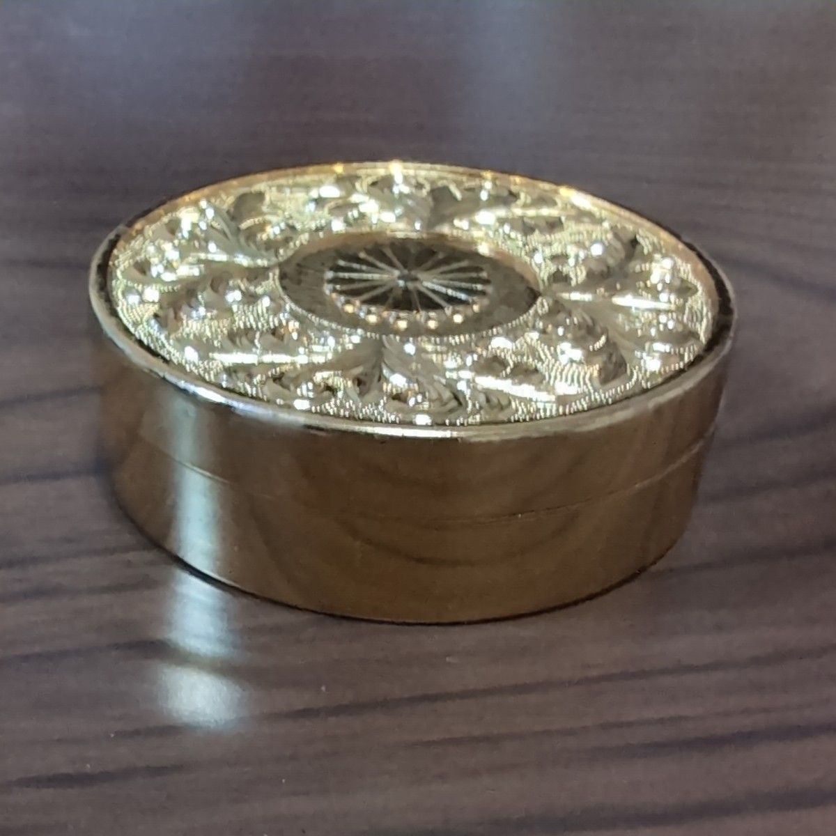 菊の御紋24KGP 朱肉入れ ゴールドカラー 金メッキ 菊紋 菊花紋様 叙勲