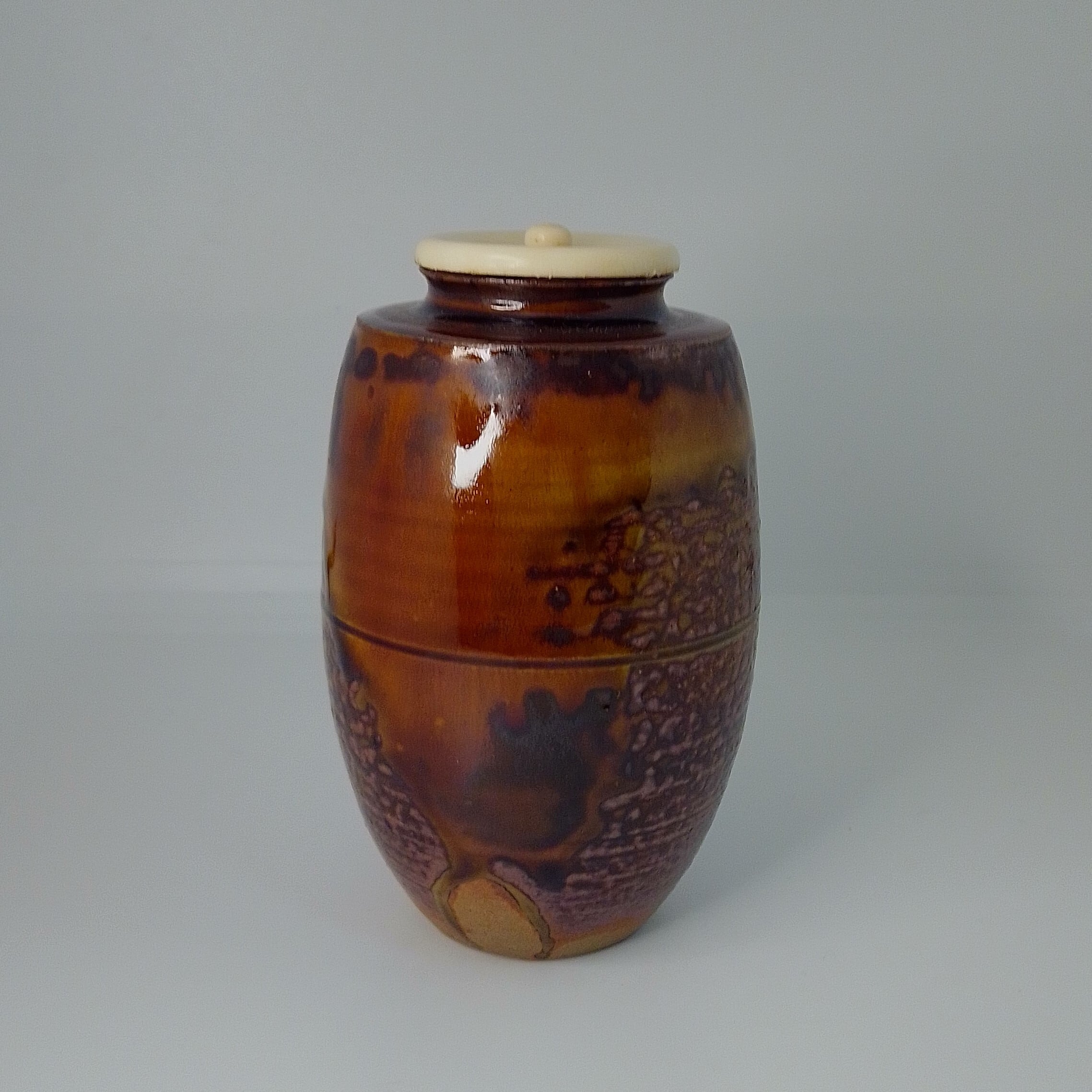 茶入 『出物』 槍の鞘 肩衝写 銘「峯の松風」（仕覆：金剛金襴）兼中斎