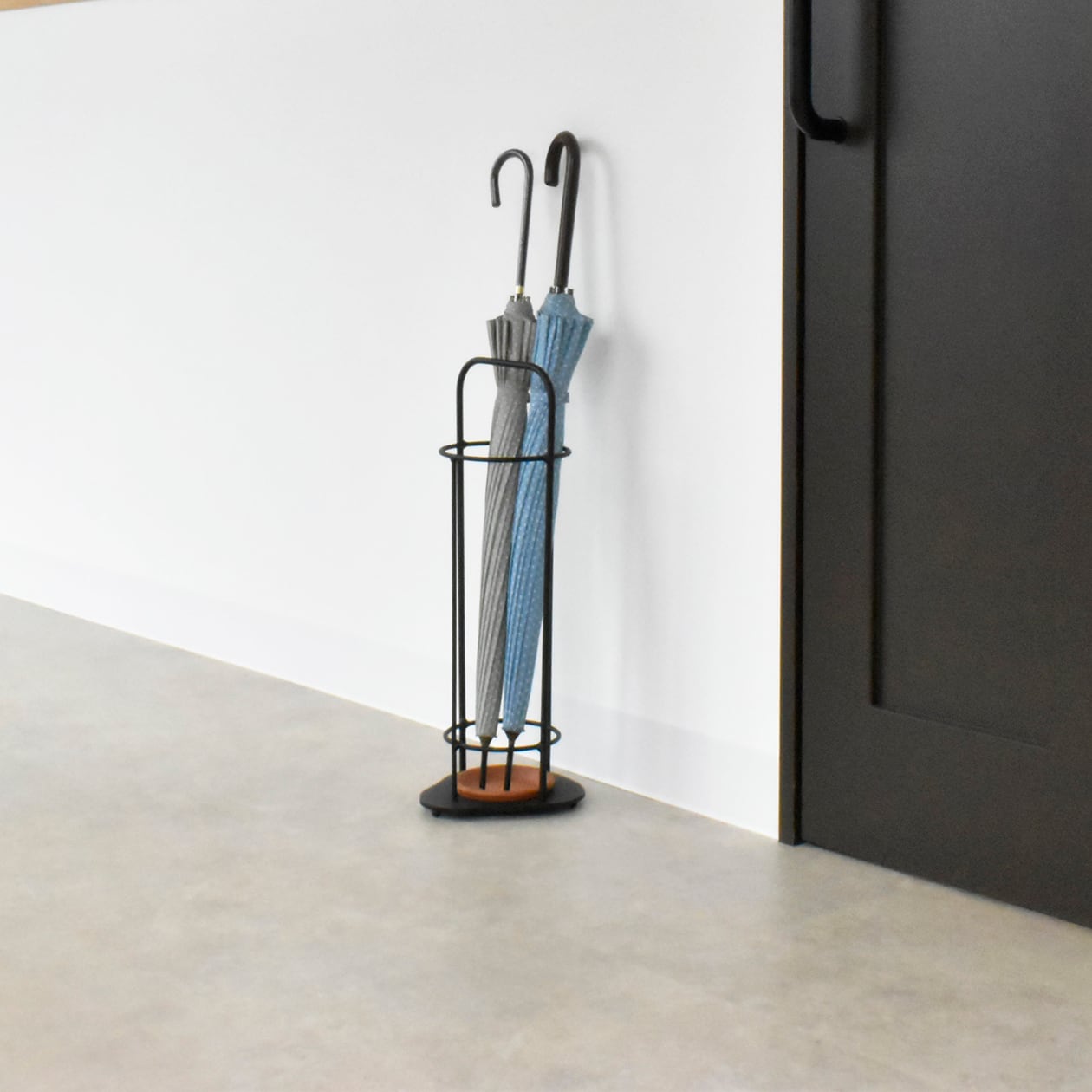玄関に省スペースで置ける倒れにくいアイアン製傘立て ピア 傘立て