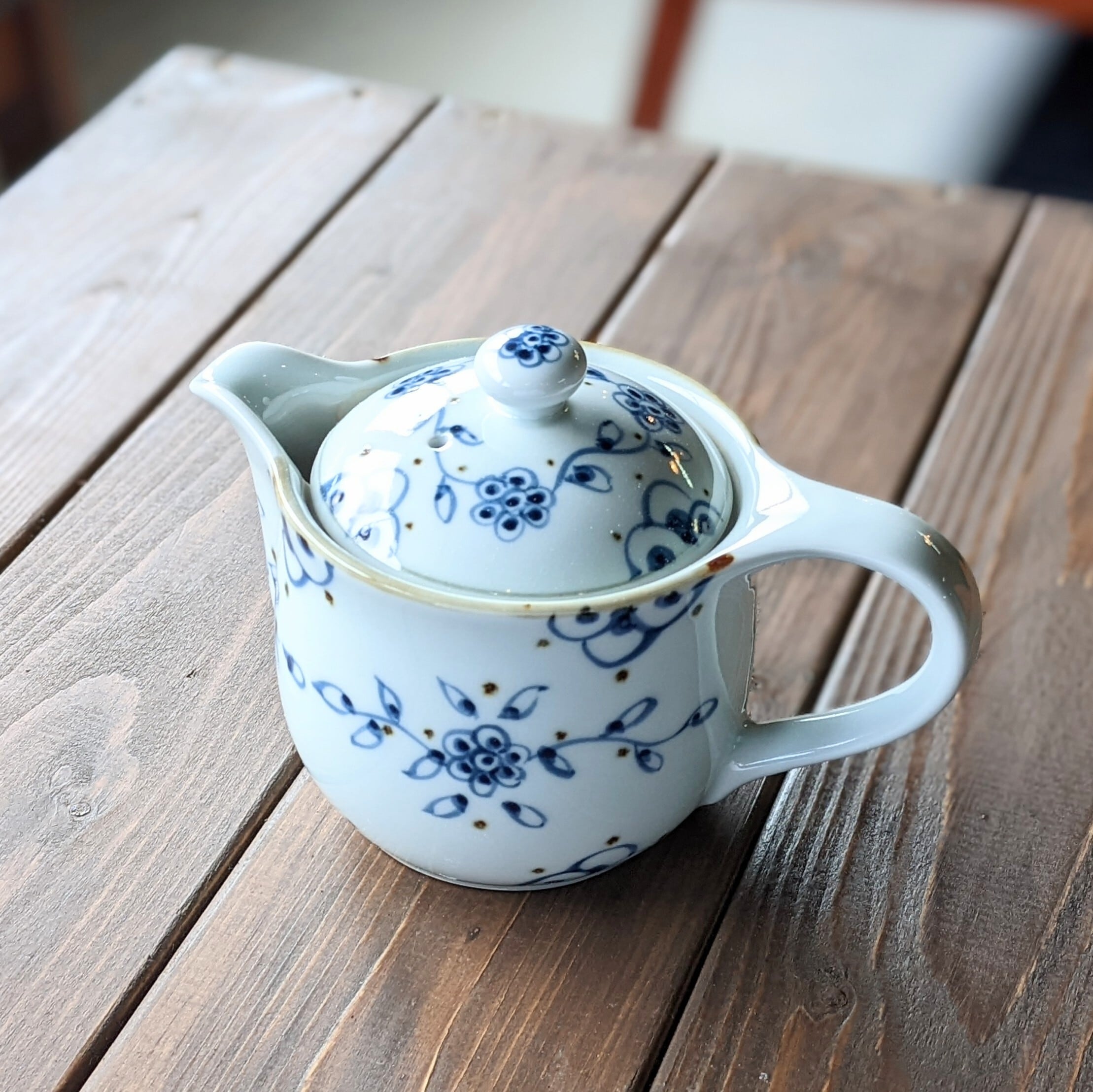 伊万里焼】つる花唐草 ポット(網付) | 和食器のすべて