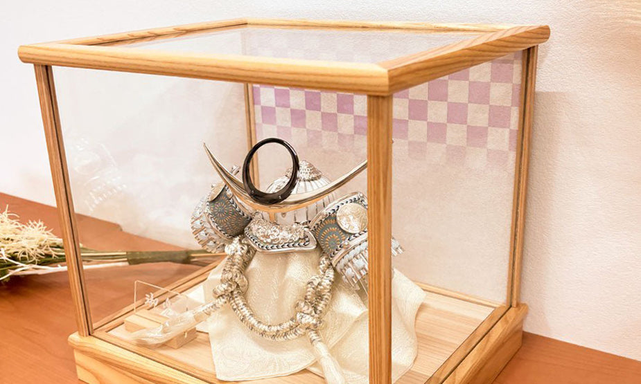 アクリルケースとガラスケースの違いは？五月人形・兜鎧飾りにおすすめ