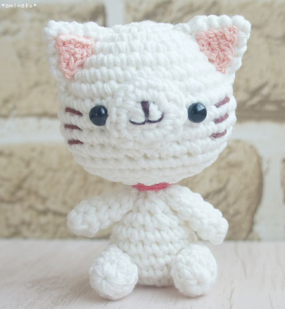 思わず笑顔になっちゃう♡おすわり白猫さん♪ あみぐるみ あみぐるみ猫
