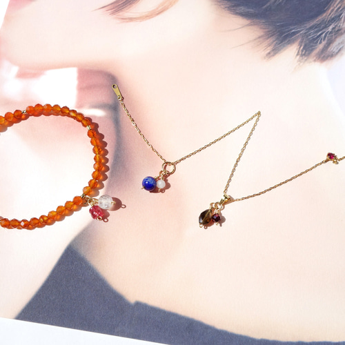 ガーネットとアメジストの14kgfブレスレットチャーム／ペンダント