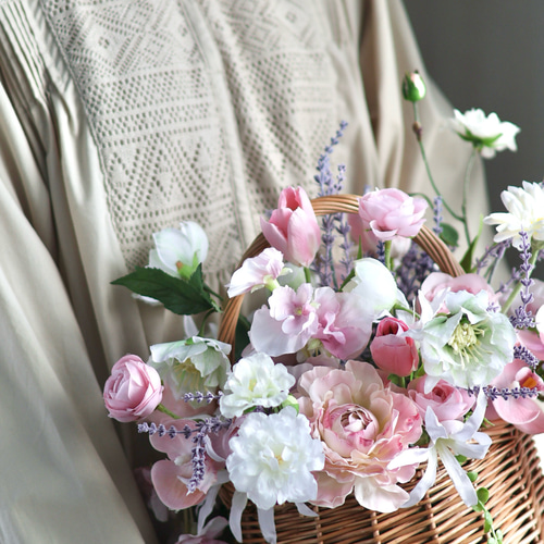 ピンクのチューリップ入り バスケットブーケ ブートニア付き アーティ