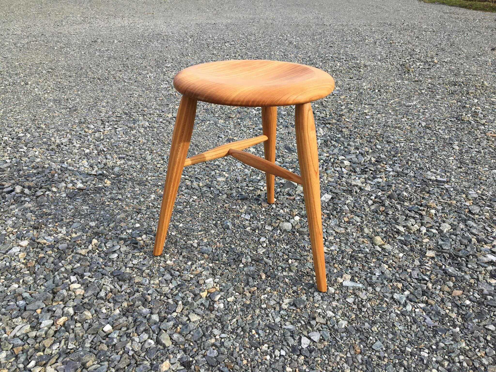 三本脚スツール