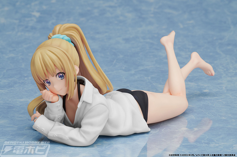 リラックスした姿が可愛い！『よう実』オリジナル衣装をまとった軽井沢