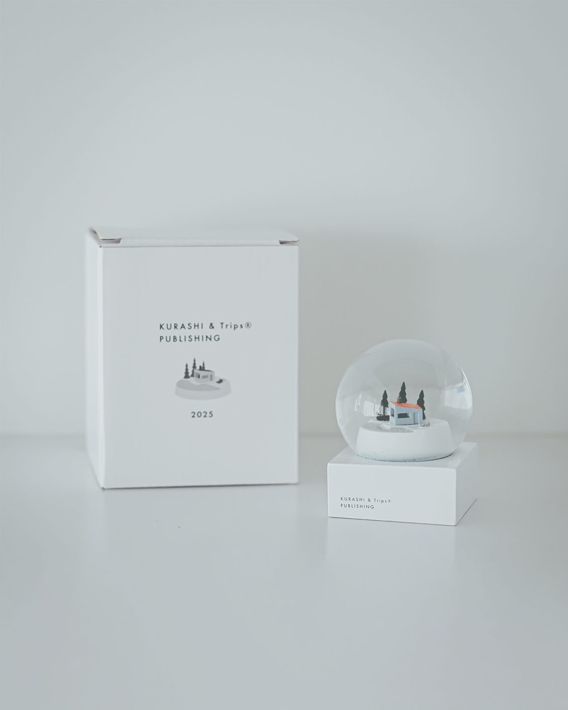 数量限定】スノードーム2025「湖畔の小屋で」 - 北欧、暮らしの道具店