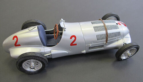 CMC M-137 1:18 MERCEDES-BENZ W196R STREAMLINER HANS HERRMANN