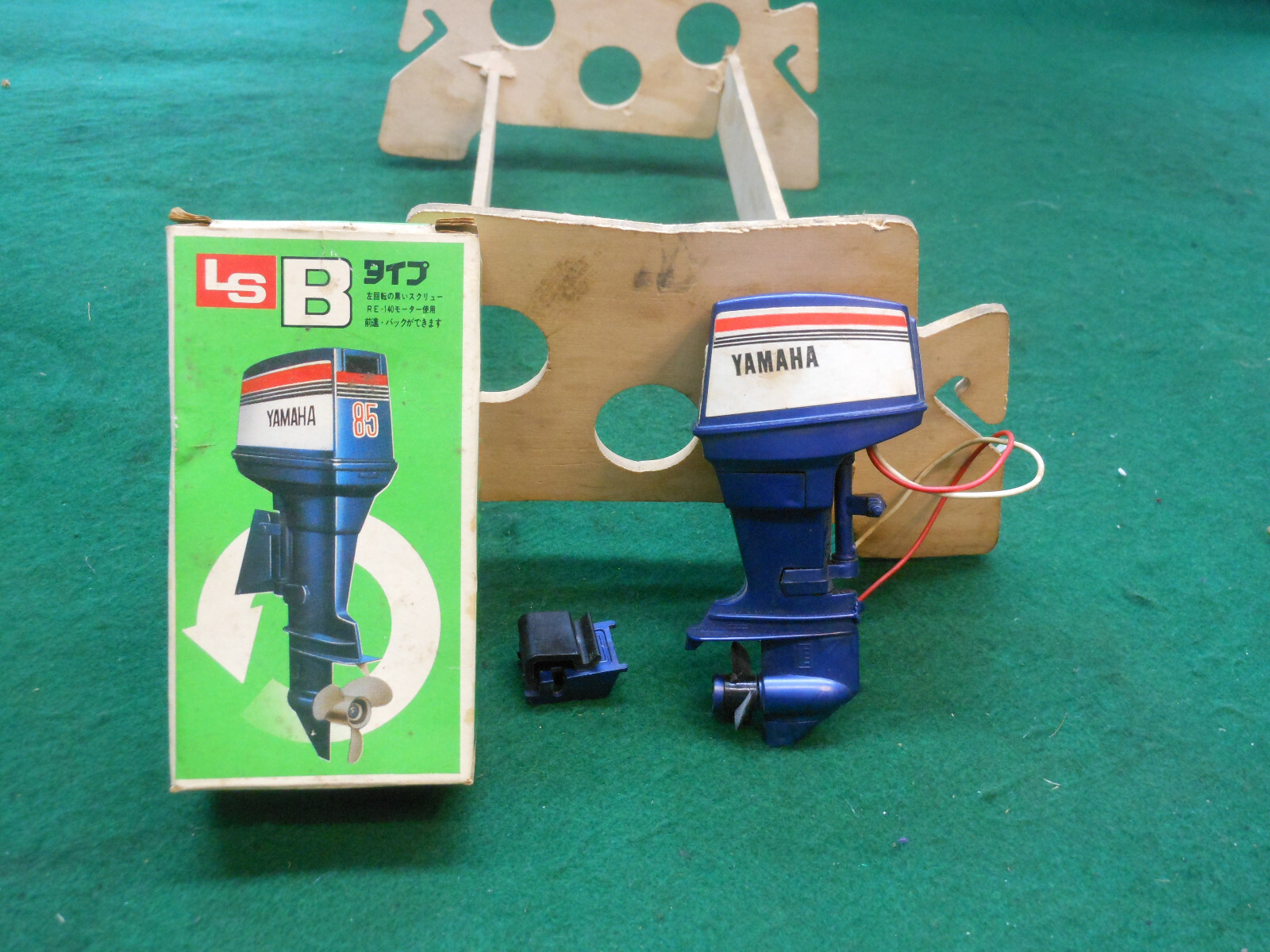 VINTAGE YAMAHA 85 TOY OUTBOARD BOAT MOTOR IN ORIGINAL BOX ~ L@@K