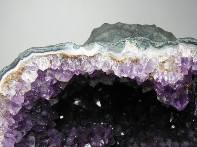 アメシストドーム カコクセナイト針状結晶入り 17kg - 水晶専門店