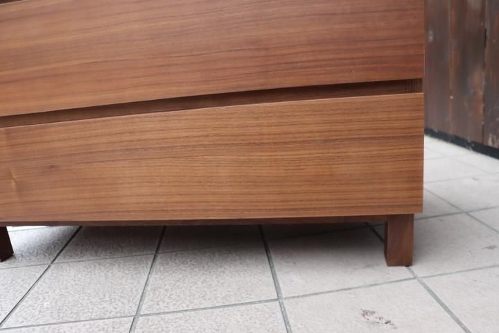 人気の無印良品(MUJI)のウォールナット材 チェスト4段・ワイドです