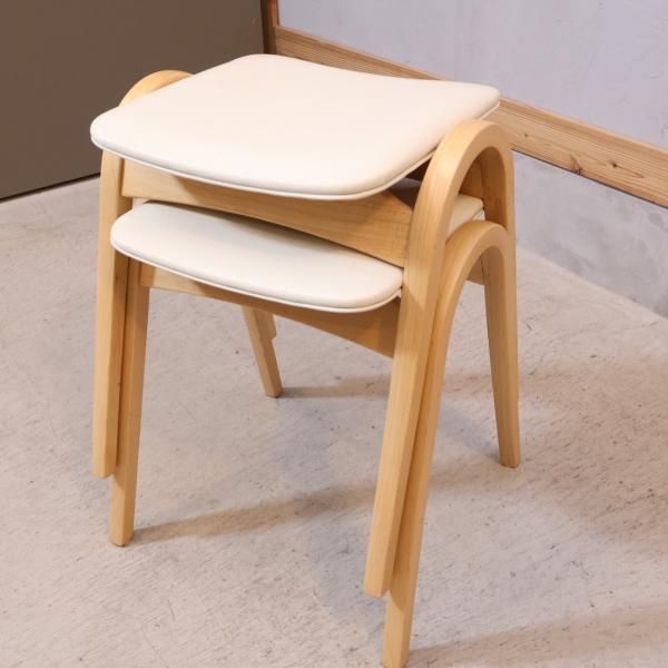 剣持勇デザインの秋田木工 No.202 スタッキングスツールです。曲木を