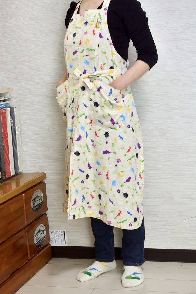 ピクミン柄の布を通販でゲットして、エプロン(大人用)を縫いました🪡自