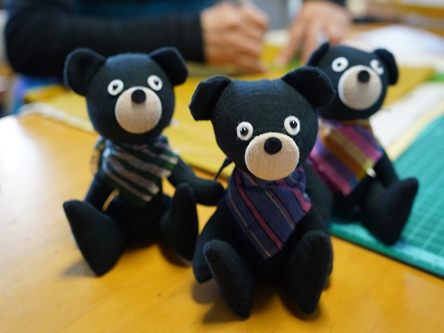 クマのぬいぐるみに布草履、喜ばれる経験が生きる力に 東北の手仕事