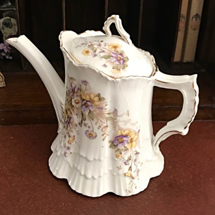 アンティーク 模様もフォルムも素敵なポット スミレのカップに合わせて アンティークのおしゃれな陶磁器、スミレの模様のビクトリアチャイナの