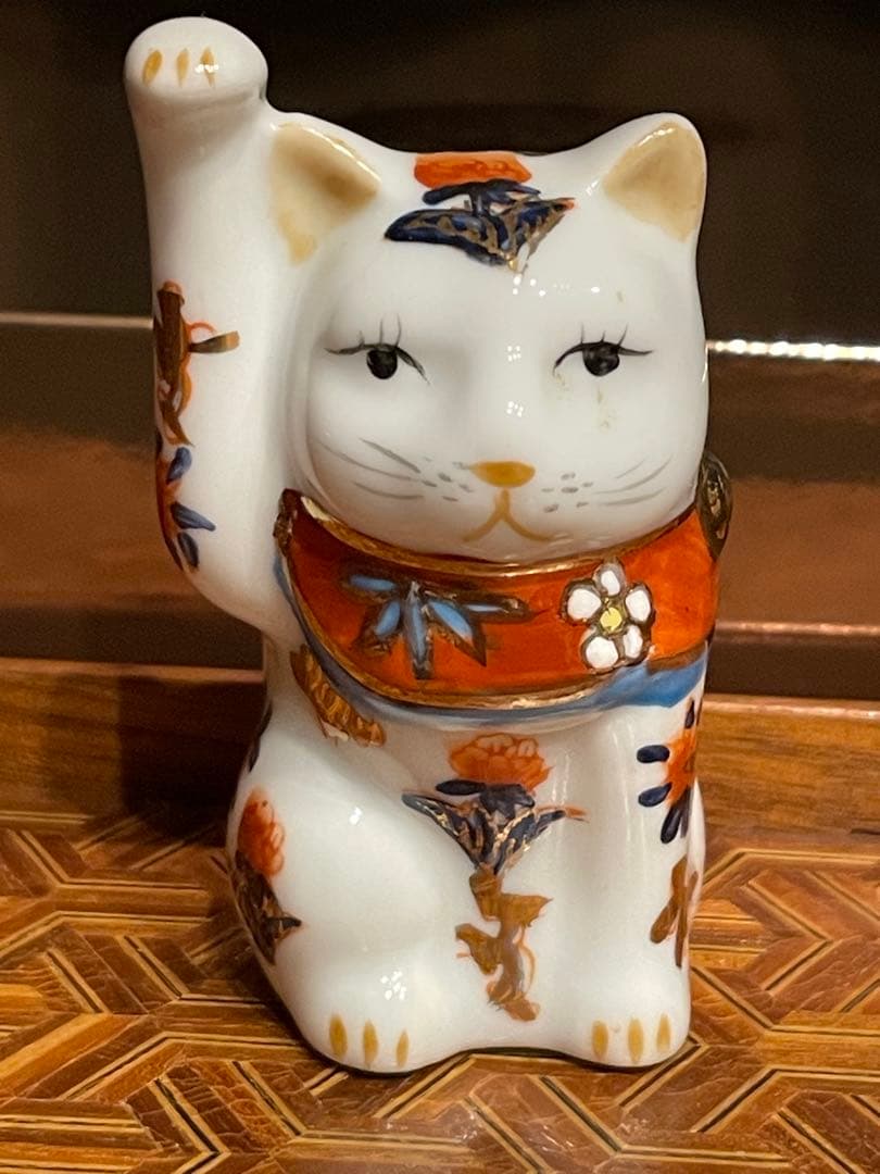 【美品】猫　白猫　招き猫　骨董　陶器　置物　インテリア　工芸品　美術品　伊万里焼 Yahoo!オークション -「伊万里焼 猫」の落札相場・落札価格