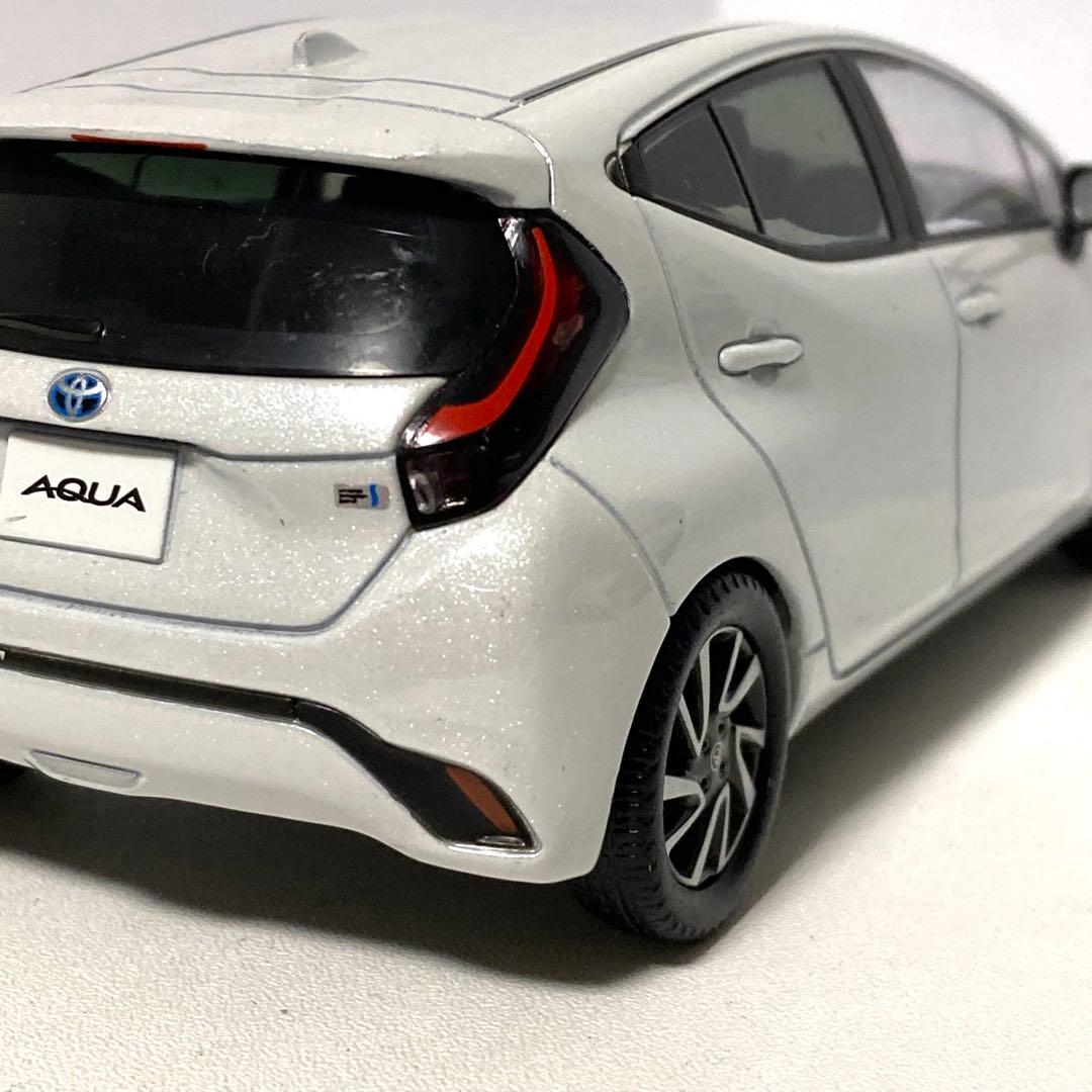 トヨタ 新型アクア AQUA カラーサンプル 1/30ミニカー プラチナ