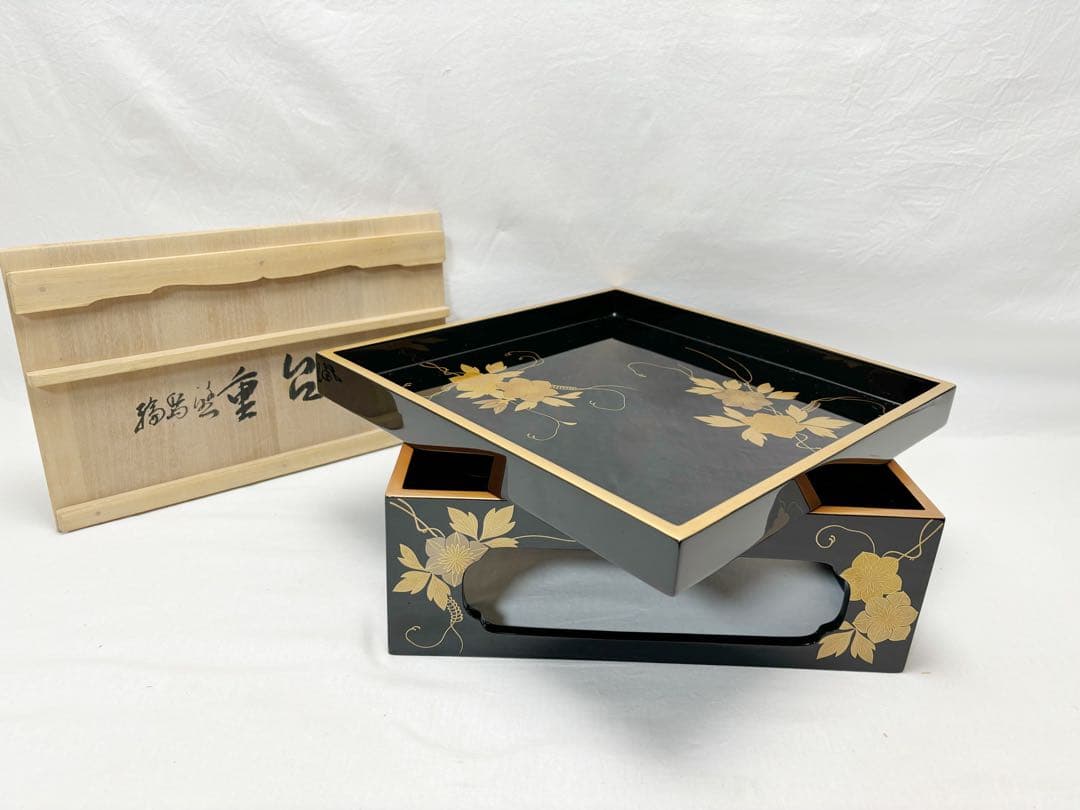 ほぼ未使用 茶道具 輪島塗 金彩花蒔絵 重台 四方盆 木製黒真塗 能登国輪島共箱 輪島塗 四方盆 -梅の高蒔絵仕上げ- [黒色]｜輪島市の輪島塗漆器販売