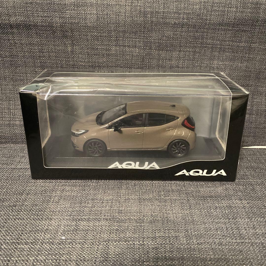 新型アクア　ミニカー　マットバス 1/30 トヨタ 新型アクア 後期 2025年モデル カラーサンプル ミニカー