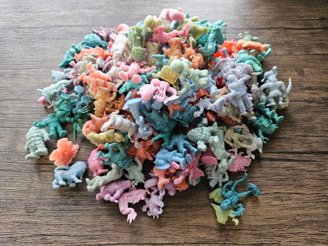 ネクロスの要塞フィギュアセット213体＋魔法チップ1枚　消しゴム大量まとめ ネクロスの要塞フィギュア 大量まとめ 212体 レア物あり 当時物