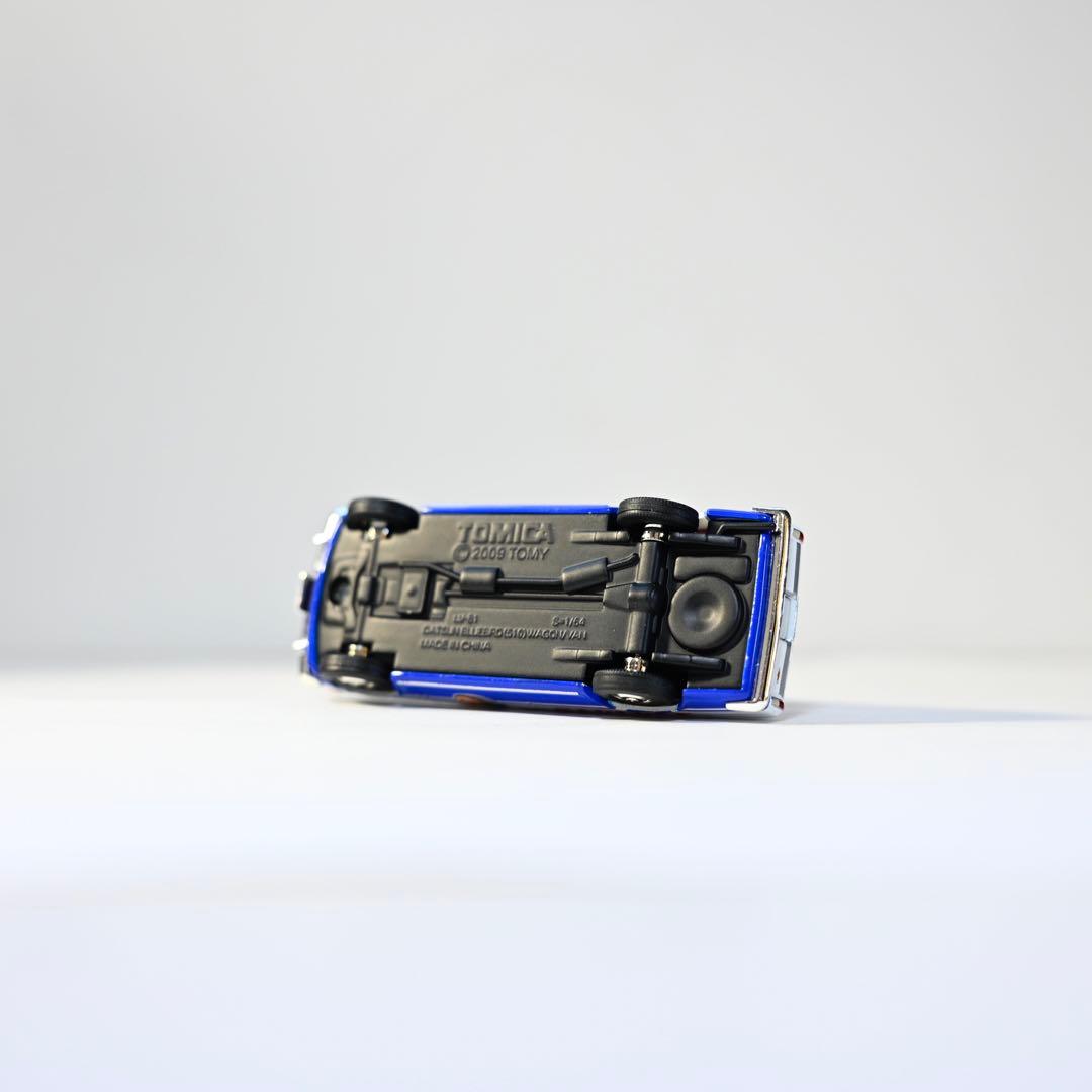 トミカリミテッドヴィンテージ ダットサン ブルーバードバン ヨコハマ