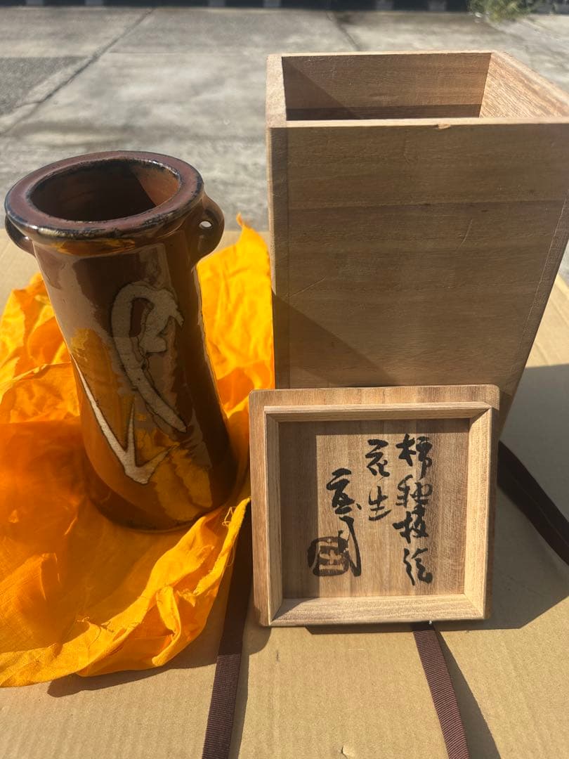e*y様 浜田庄司 作 陶器の細長い瓶 茶色い陶器花瓶 木箱付き 浜田庄司(作) 鉄絵キビ文六角花生 花入 共箱 | 古美術ささき
