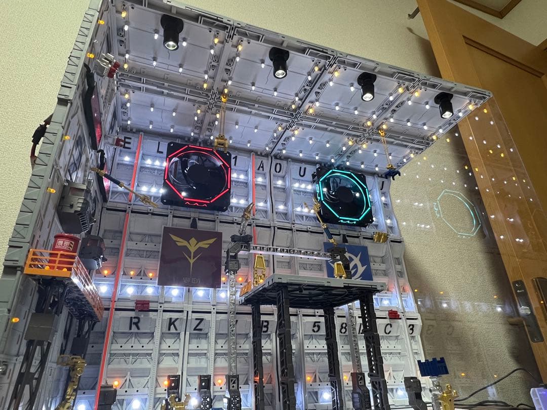 ジオラマ作品 ガンダム システムベース 格納庫 基地　ホワイト　リモコン付き Yahoo!オークション - ジオラマ作品 ガンダム システムベース 格納庫