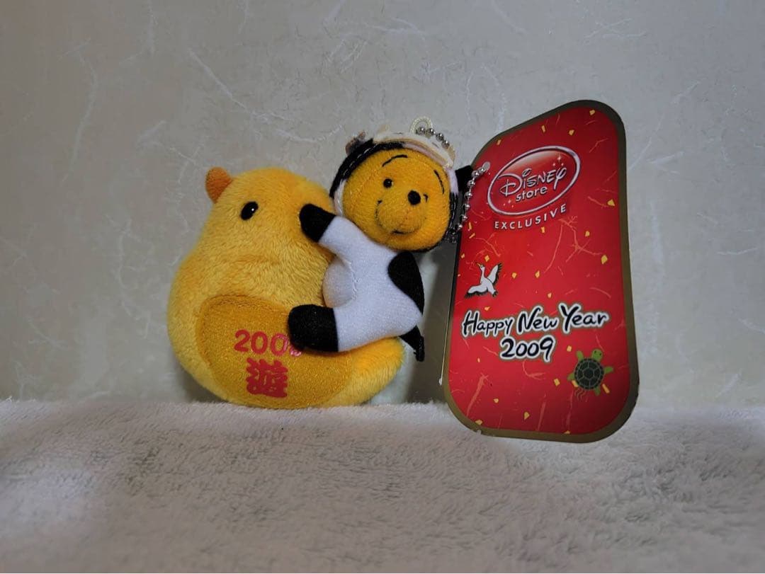 激レア　ディズニーストア プーさん 干支 ぬいぐるみ キーホルダー 丑 2009 Disney - ディズニー 干支 ぬいぐるみバッジ 丑年 2021 プーさんの通販