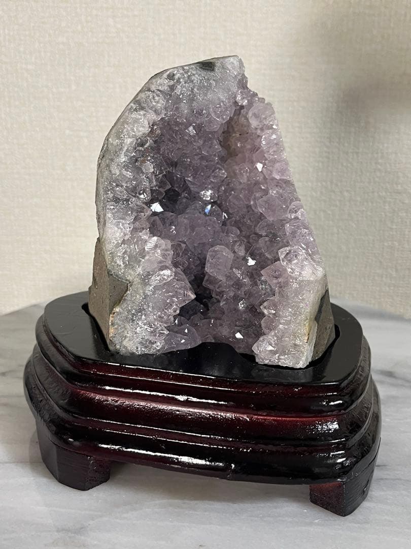 【天然石】③アメジストドーム　紫水晶 ラベンダー ジオード　原石　置物 台座付き 楽天市場】天然 紫水晶 特大 アメジスト ドーム 原石 大きい