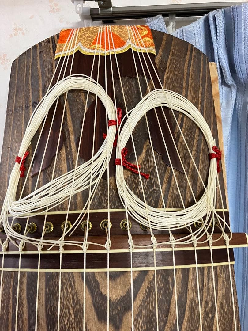 お琴です。箏曲部でのお家練習用に、良い音色です。 和の音色を未来へ紡ぐ—箏奏者・山野安珠美が語る、箏の無限の可能性