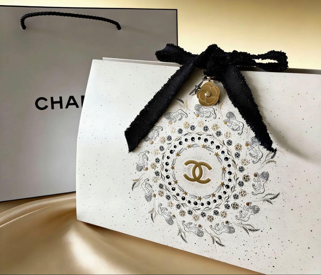 【限定ギフトボックス付】シャネル ホリデー 2025 オンライン完売品 ポーチ CHANEL】シャネル限定ポーチ付きクリスマスコフレ2025 の中身を大公開