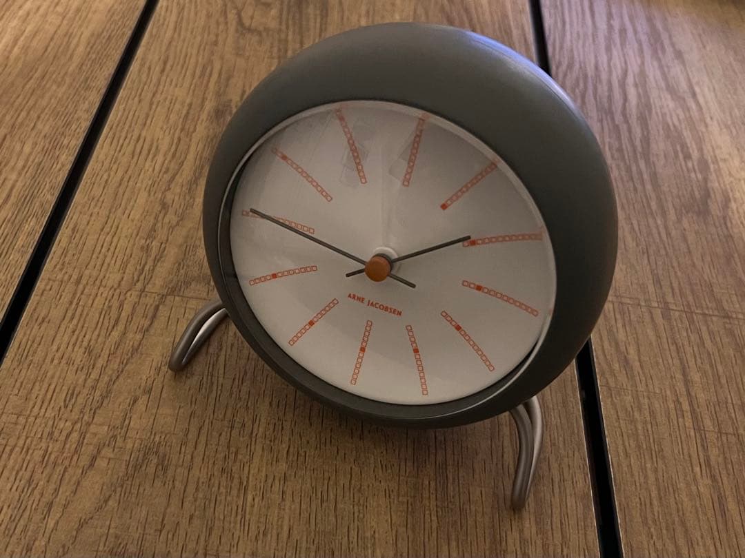 アルネ ヤコブセン テーブルクロックBANKERS バンカーズ グレー Table Clock / BANKERS / Grey / Φ110mm / アラーム / スヌーズ / LED