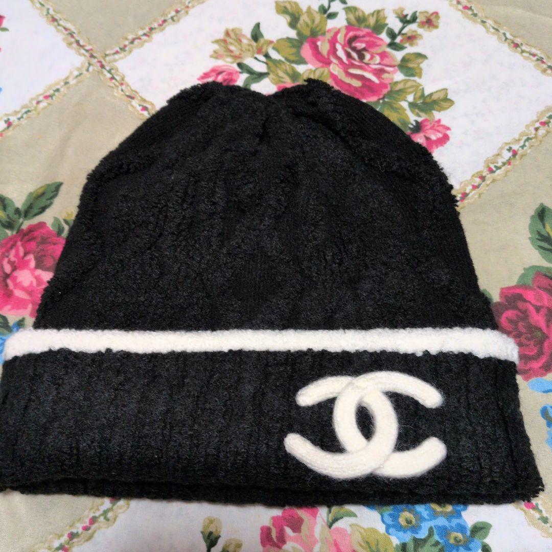 CHANEL ロゴ入りニット帽 黒ノベルティ 冬を纏うCHANELの魔法】CHANEL ニット帽 (CHANEL/ニットキャップ