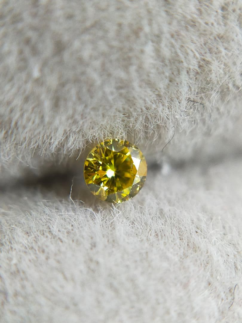 FANCY VIVID YELLOW 0.041ct 天然ダイヤモンド ルース