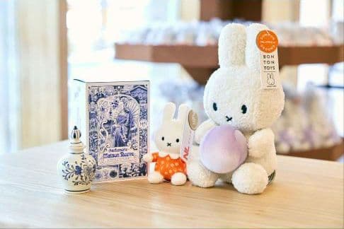 万博オランダ館 ミッフィー オーブぬいぐるみ 大　ラッピング 大阪関西万博 オランダ館限定 オーブ ミッフィー ぬいぐるみ 大 - メルカリ