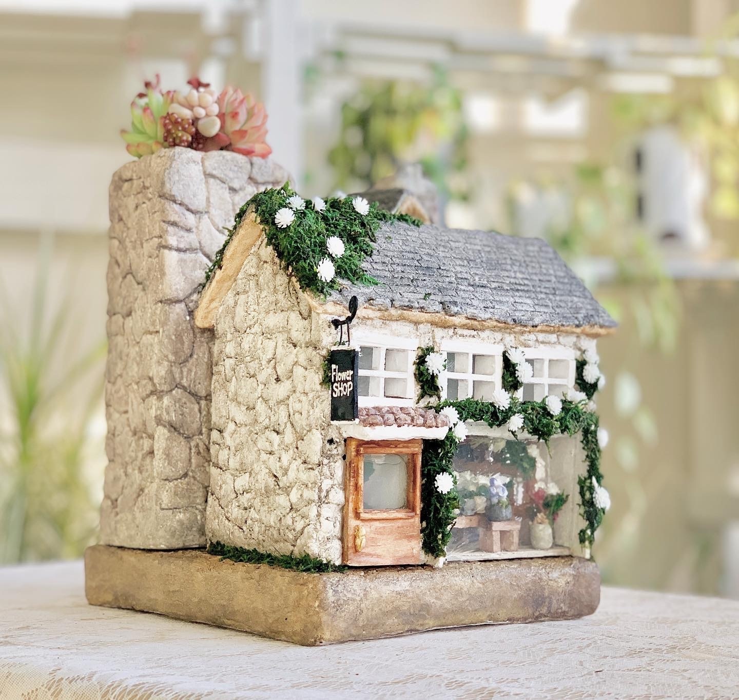 ソーラーライトのモルタルハウス［古都ウェールズの街並み