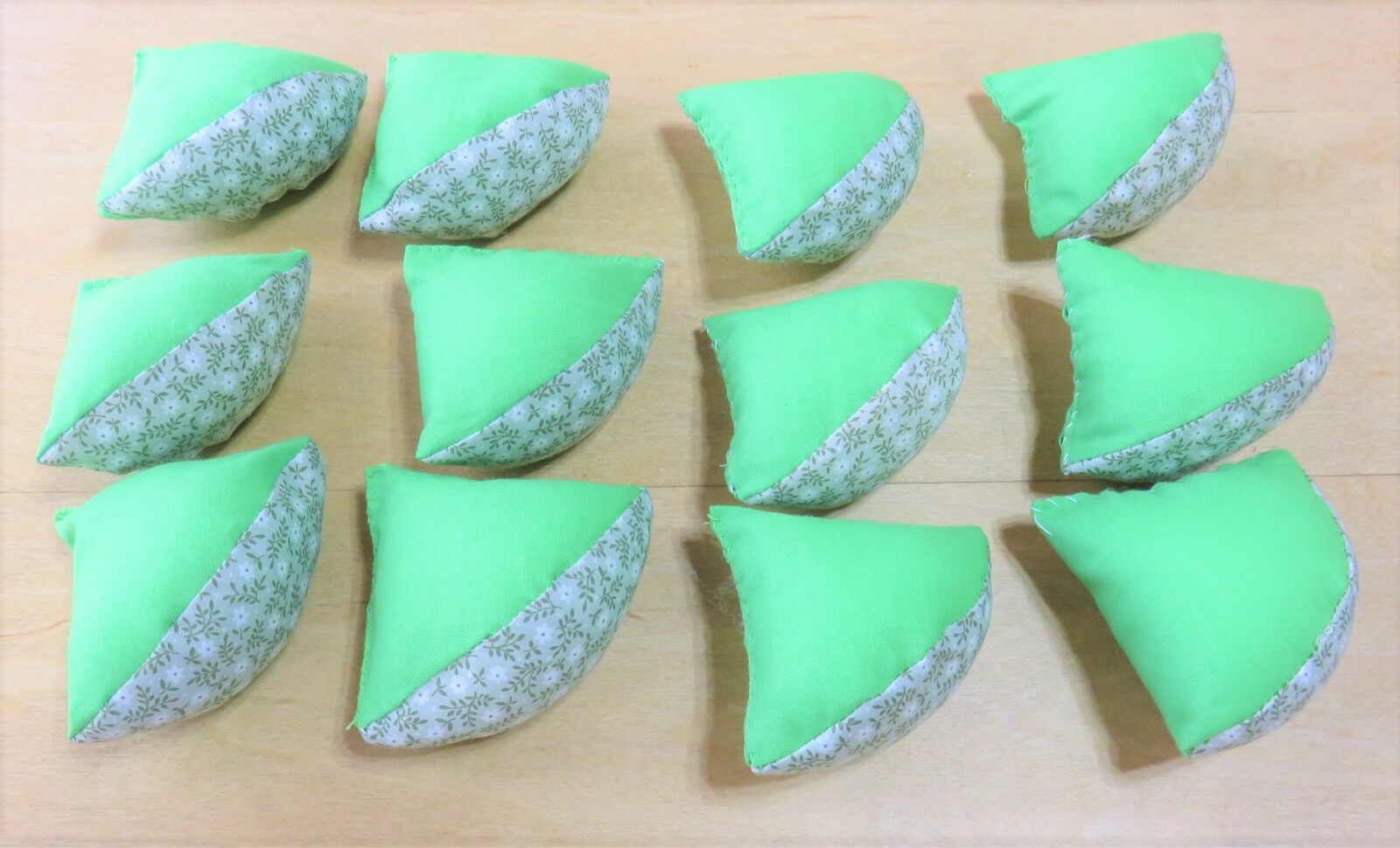 作り方付】赤ちゃんのキッキングボールキット(イチゴ柄白×赤） - 0,1,2