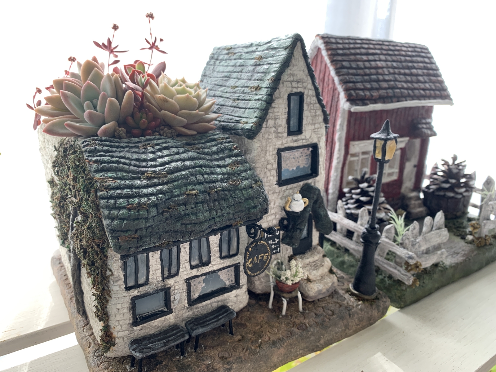 ソーラーライトのモルタルハウス［古都ウェールズの街並み